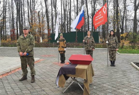 ОСТАНКИ КРАСНОАРМЕЙЦА ПЕРЕДАНЫ НОВГОРОДСКИМИ ПОИСКОВИКАМИ КУРЯНАМ ДЛЯ ЗАХОРОНЕНИЯ НА РОДИНЕ