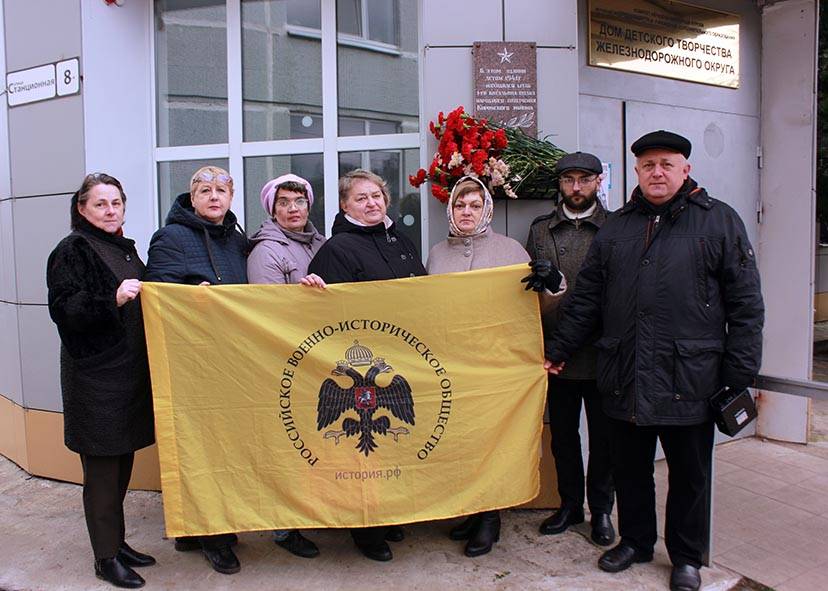 «А ВРЕМЯ – ГРЕМЕЛО НАБАТОМ!»: ЮНЫЕ КУРЯНЕ ПОЧТИЛИ ПАМЯТЬ ЗАЩИТНИКОВ ГОРОДА