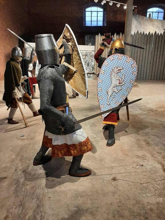 Дружинник в золотом шлеме в войске Александра Невского: новые экспонаты были установлены на выставке «Ледовое побоище» в Кронштадте