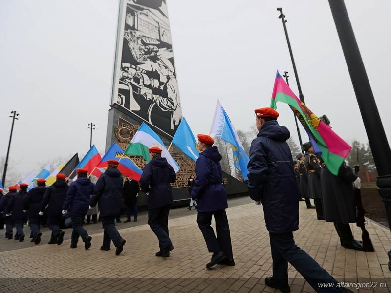 В Барнауле открыта стела «Город трудовой доблести»