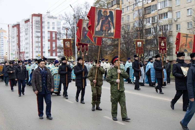 Полторы тысячи человек прошли крестным ходом в Орле в День народного единства