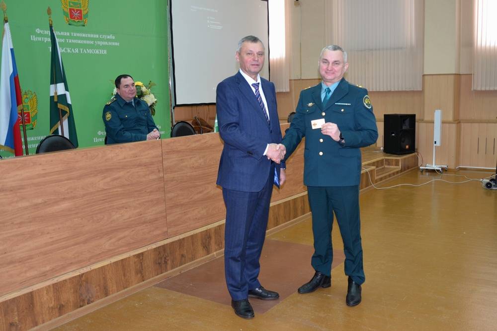 Тульским таможенникам вручили членские билеты РВИО