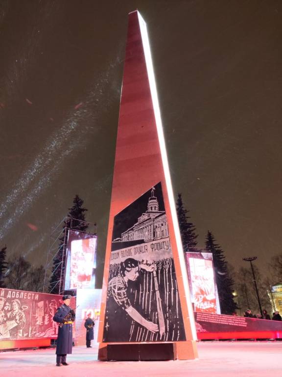 Стелу «ИЖЕВСК-ГОРОД ТРУДОВОЙ ДОБЛЕСТИ» открыли в Сквере Победы в столице Удмуртии