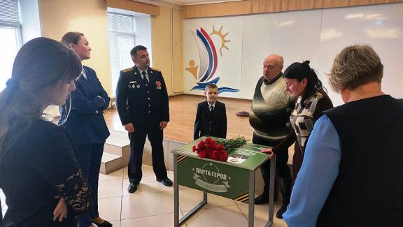 ПАРТА ГЕРОЯ В ЧЕСТЬ ПОГИБШЕГО ВЫПУСКНИКА ОТКРЫТА В ШКОЛЕ-ИНТЕРНАТЕ № 4 КУРСКА