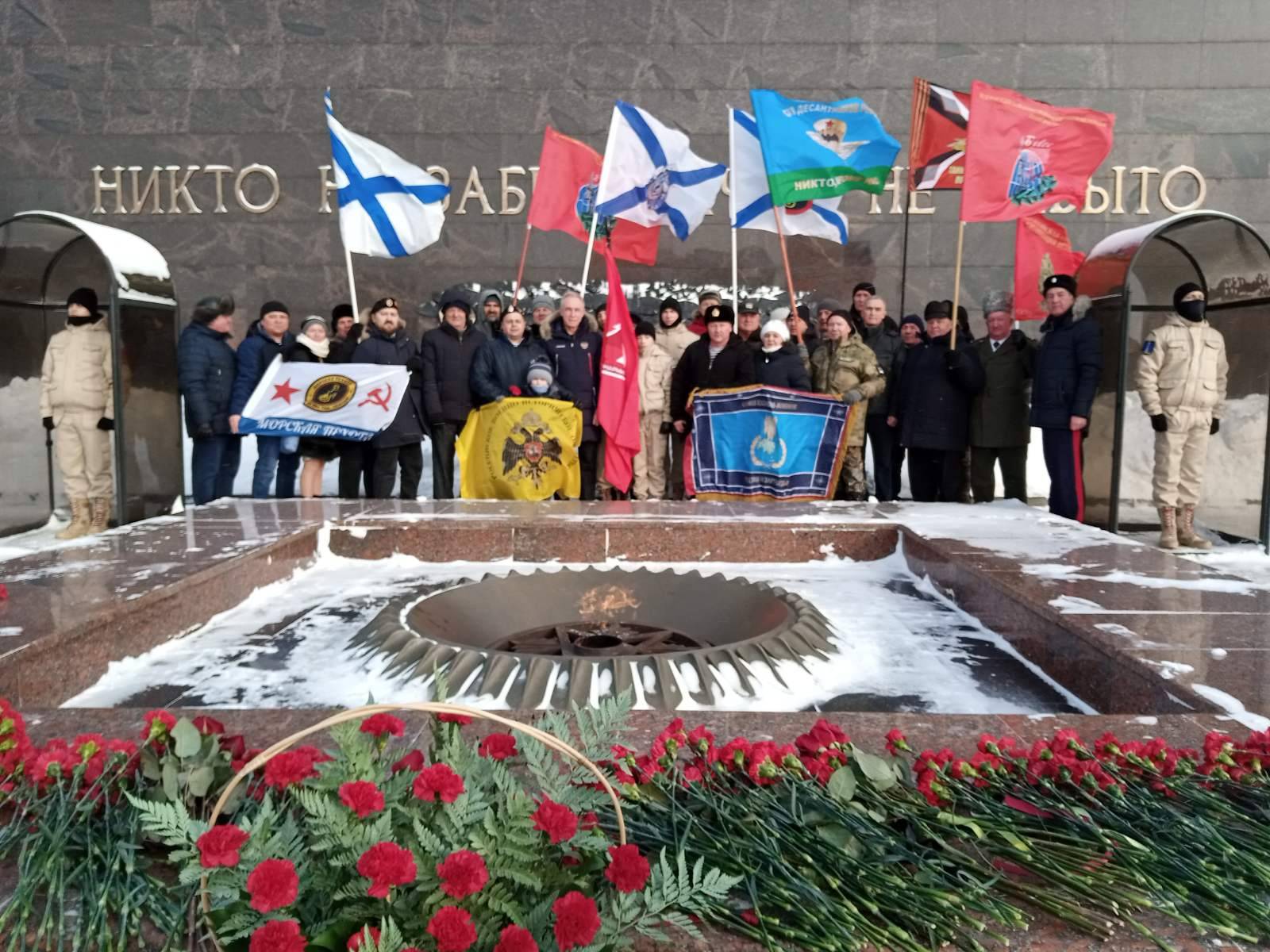 В День защитника Отечества в Ульяновске возложили цветы к Вечному Огню в память павших при исполнении воинского долга