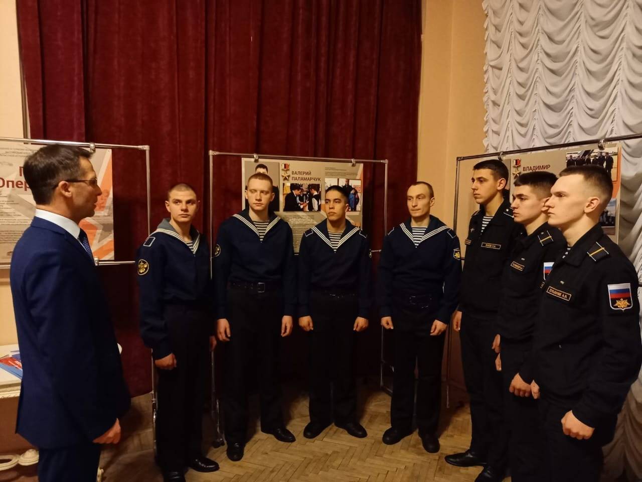 25 февраля в Драматическом театре Балтийского флота в Кронштадте открылась выставка Калининградского областного историко-художественного музея, посвященная Героям специальной военной операции.