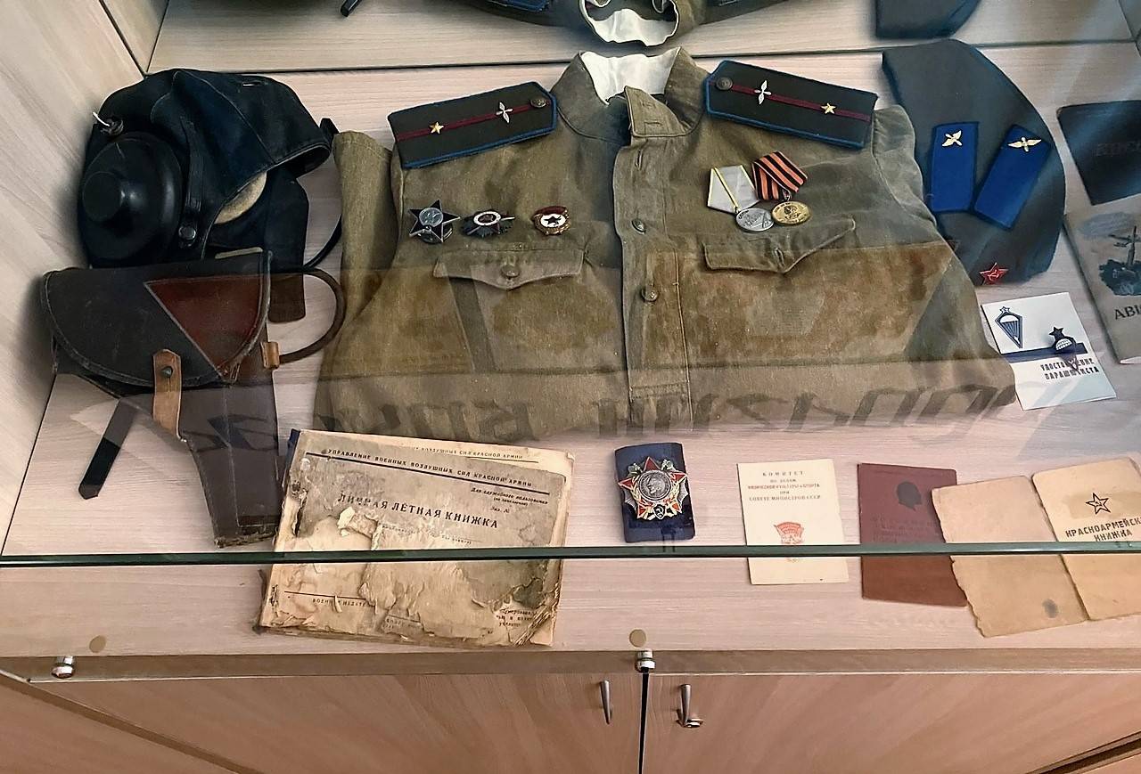 В Воткинской школе открылась выставка "Редкая награда"