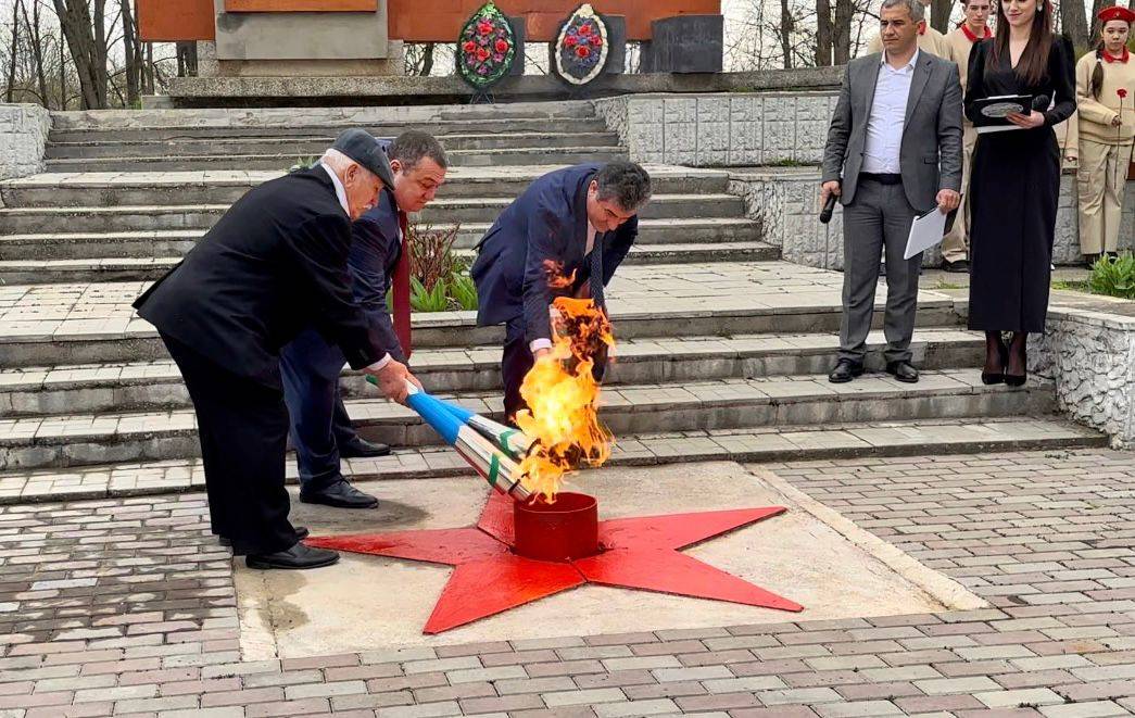 7 апреля в сельском поселении Кременчуг-Константиновское Баксанского района прошла торжественная церемония зажжения Вечного огня у мемориального комплекса  павшим в годы Великой Отечественной войны.