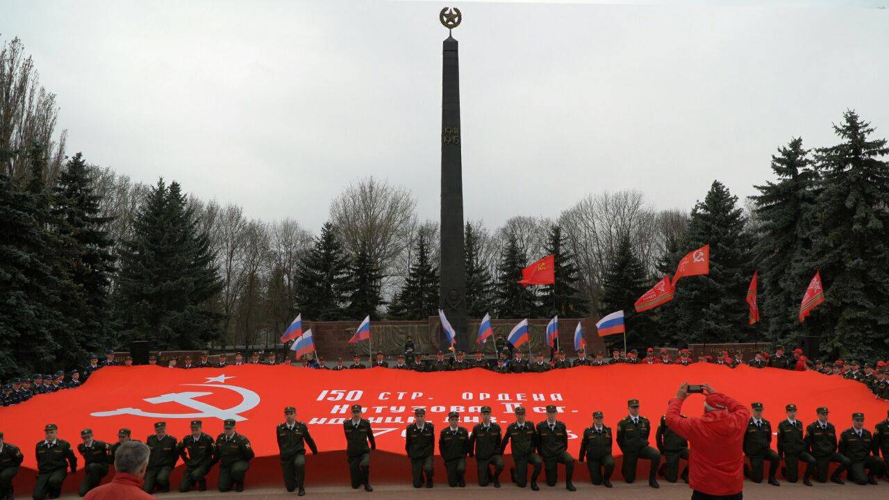 КУРЯНЕ ВСТРЕТИЛИ УЧАСТНИКОВ МАРШ-ЭСТАФЕТЫ И ОЗНАКОМИЛИСЬ С ВЫСТАВКОЙ ВОЕННОЙ ТЕХНИКИ