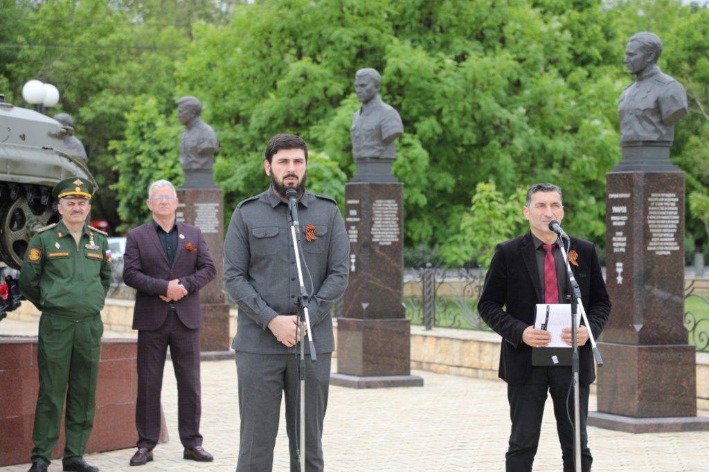 Памятники Героям Советского Союза открыты в Грозном