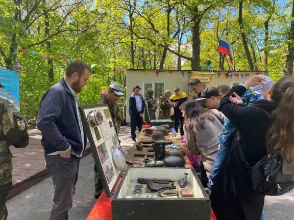Поисковый отряд "Крутояр" представил выставку артефактов, найденных на полях сражений Великой Отечественной войны