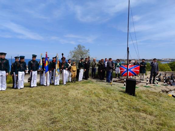 Над Севастополем поднят Крепостной флаг России