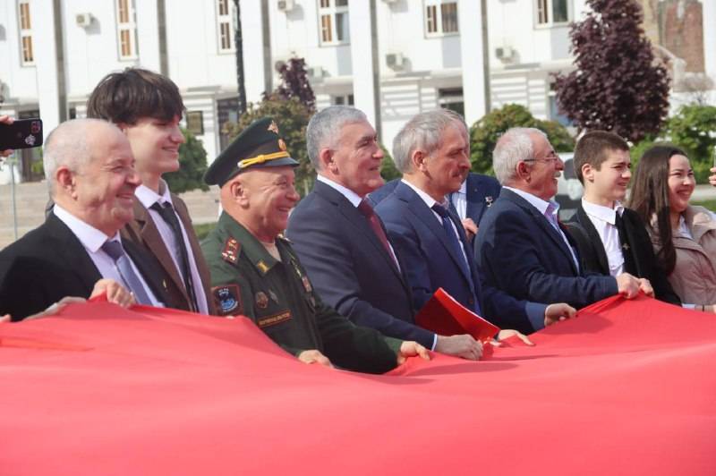 Герои России развернули на  площади Махачкалы Знамя Победы