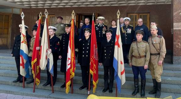 В Севастополе состоялась церемония выноса боевых знамен