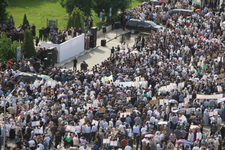 В Грозном состоялся многотысячный митинг протеста против глумления над Священным Кораном
