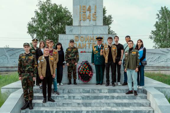В Саратове возложили цветы к памятнику воинам-водителям