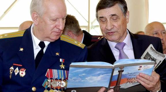 Белгородцам представили книгу «Сыны земли Белгородской – Герои России»