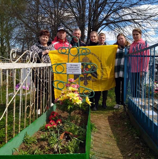 Активисты ЯРО РВИО и региональные приставы благоустроили могилу погибшего лётчика