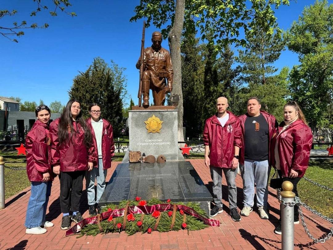 В преддверии 9 мая активисты регионального отделения РВИО убрали территорию на воинском мемориале в с. Плещеево