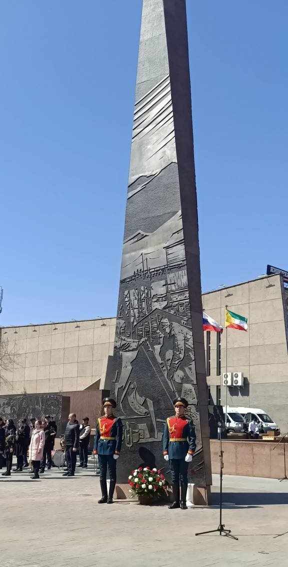 АКЦИЯ «НАРОДНАЯ ПАМЯТЬ». ЦВЕТЫ У СТЕЛЫ «ЧИТА – ГОРОД ТРУДОВОЙ ДОБЛЕСТИ»