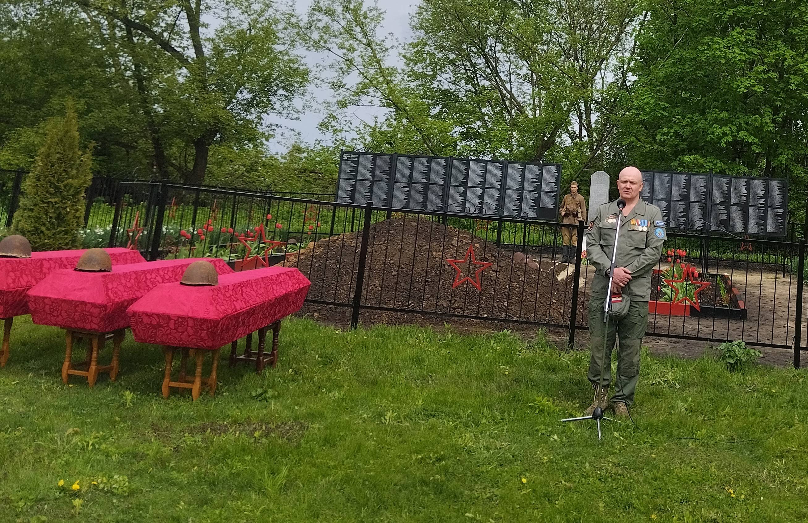 ОСТАНКИ 18 СОВЕТСКИХ ВОИНОВ С ПОЧЕСТЯМИ ЗАХОРОНЕНЫ В ПОНЫРОВСКОМ РАЙОНЕ