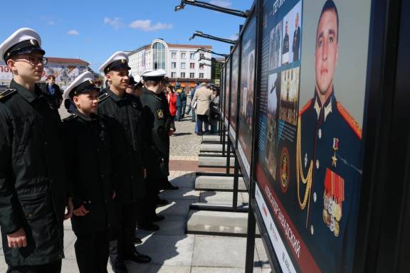 На площади Победы в Калининграде в преддверии Дня Великой Победы открылась выставка «Герои и подвиги», посвященная защитникам Отечества всех времен.