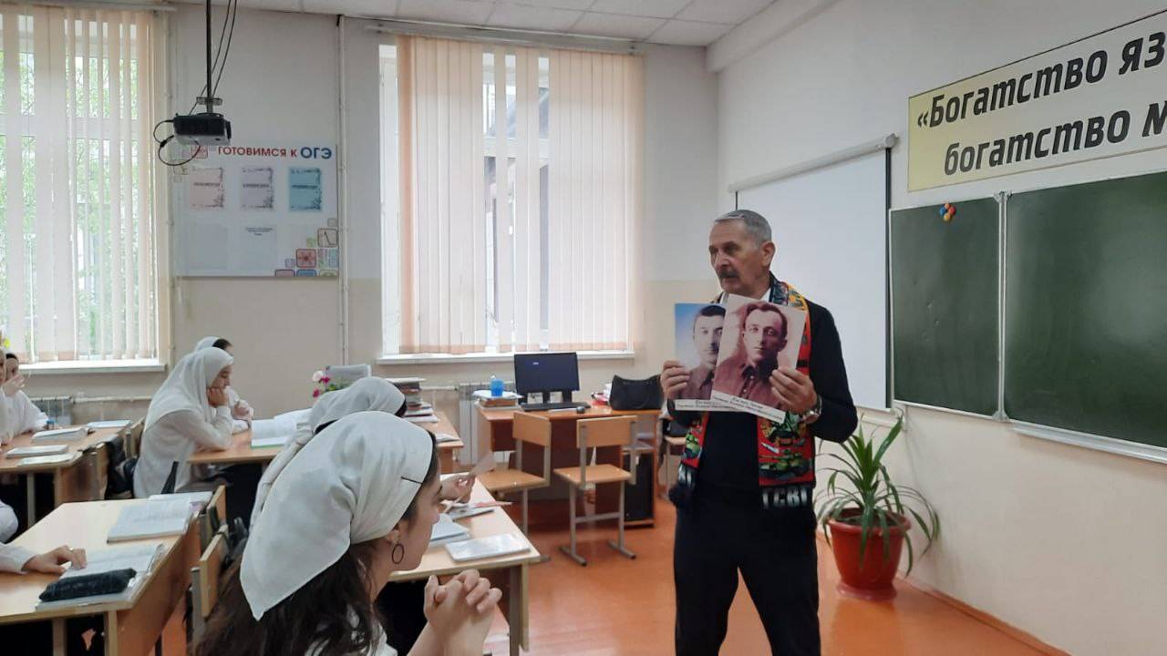 Накануне 78-й годовщины Победы над фашистской Германией в одной из школ был проведен урок мужества, посвященный памяти погибших воинов отечества.