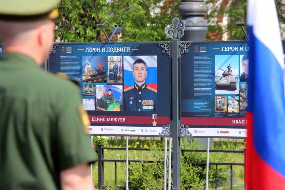 Выставка "Герои и подвиги" открылась в Благовещенске