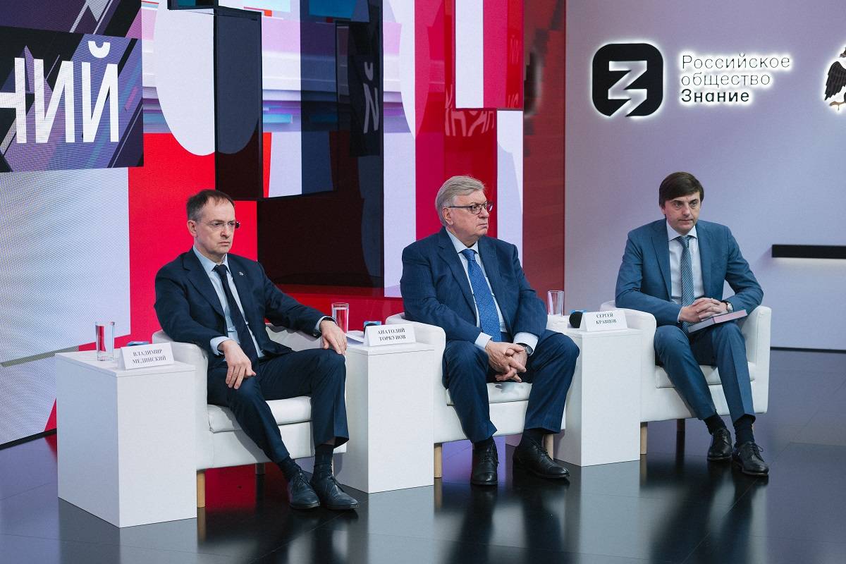 Создание единого учебника истории обсудили на ПМЭФ