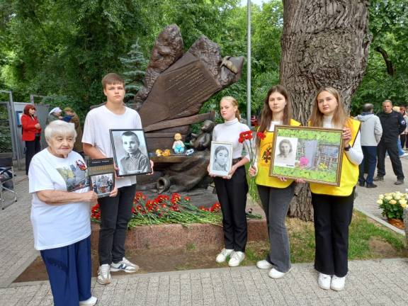В Воронеже почтили память детей, погибших в 1942 году от фашистских бомб в Саду Пионеров
