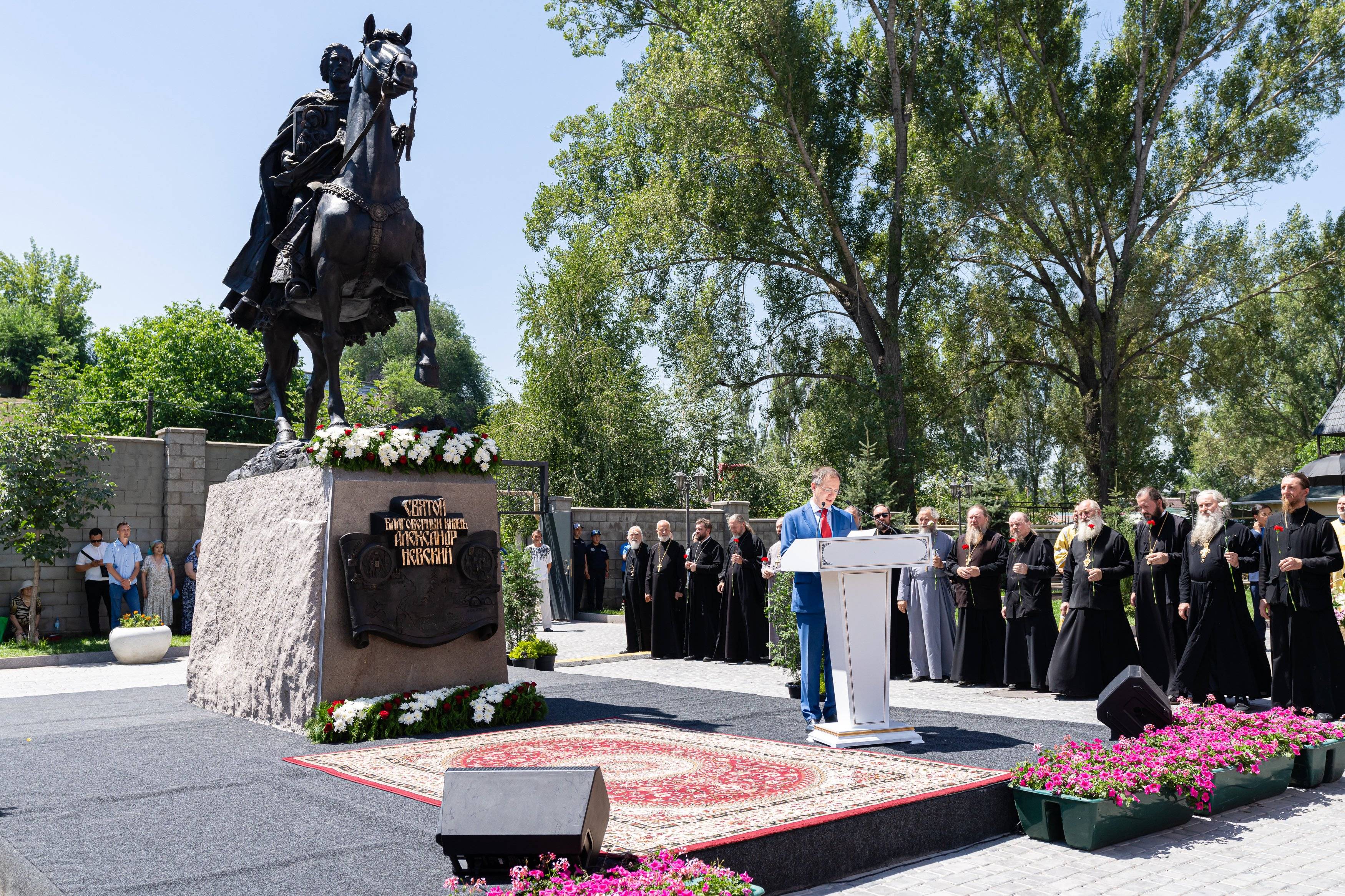 Памятник Александру Невскому открыт в Алма-Ате