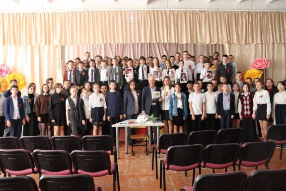 ЧТОБЫ НЕ ПРЕРВАЛАСЬ НИТЬ ПАМЯТИ: встреча школьников с поисковиком архивной работы РО РВИО СК