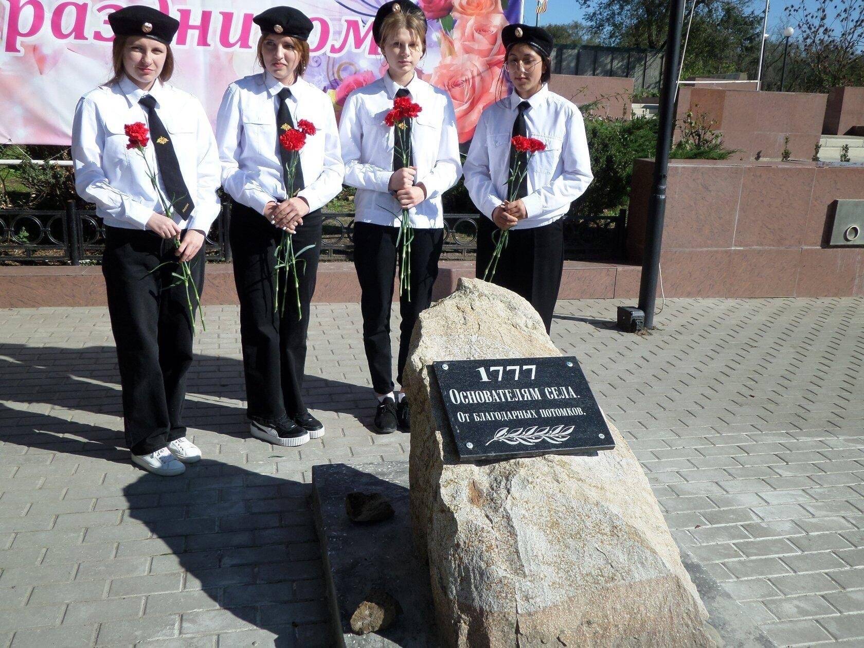 «ОСНОВАТЕЛЯМ СЕЛА. ОТ БЛАГОДАРНЫХ ПОТОМКОВ»: открытие памятного знака членами РВИО в селе Сергиевском Ставропольского края