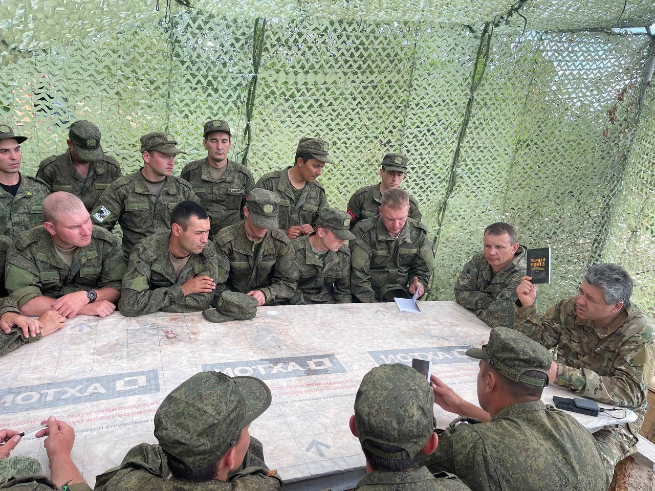 «Чёрную книгу» о зверствах украинских неонацистов передали на передовую СВО