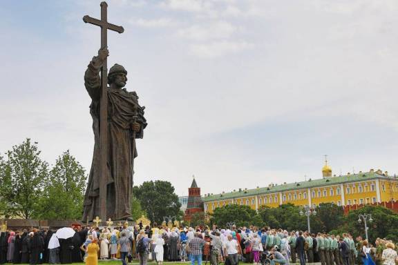 В День Крещения Руси в Москве прошел крестный ход и молебен у памятника князю Владимиру