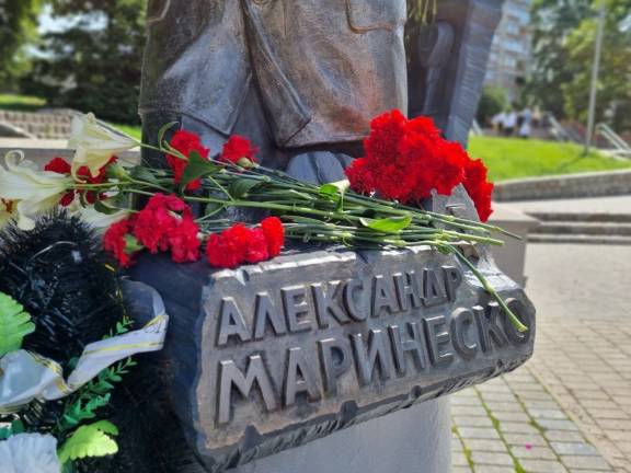 В Калининграде у памятника Герою Советского Союза капитану 3 ранга Александру Маринеско состоялся торжественный митинг, посвящённый Дню Военно-морского флота России.