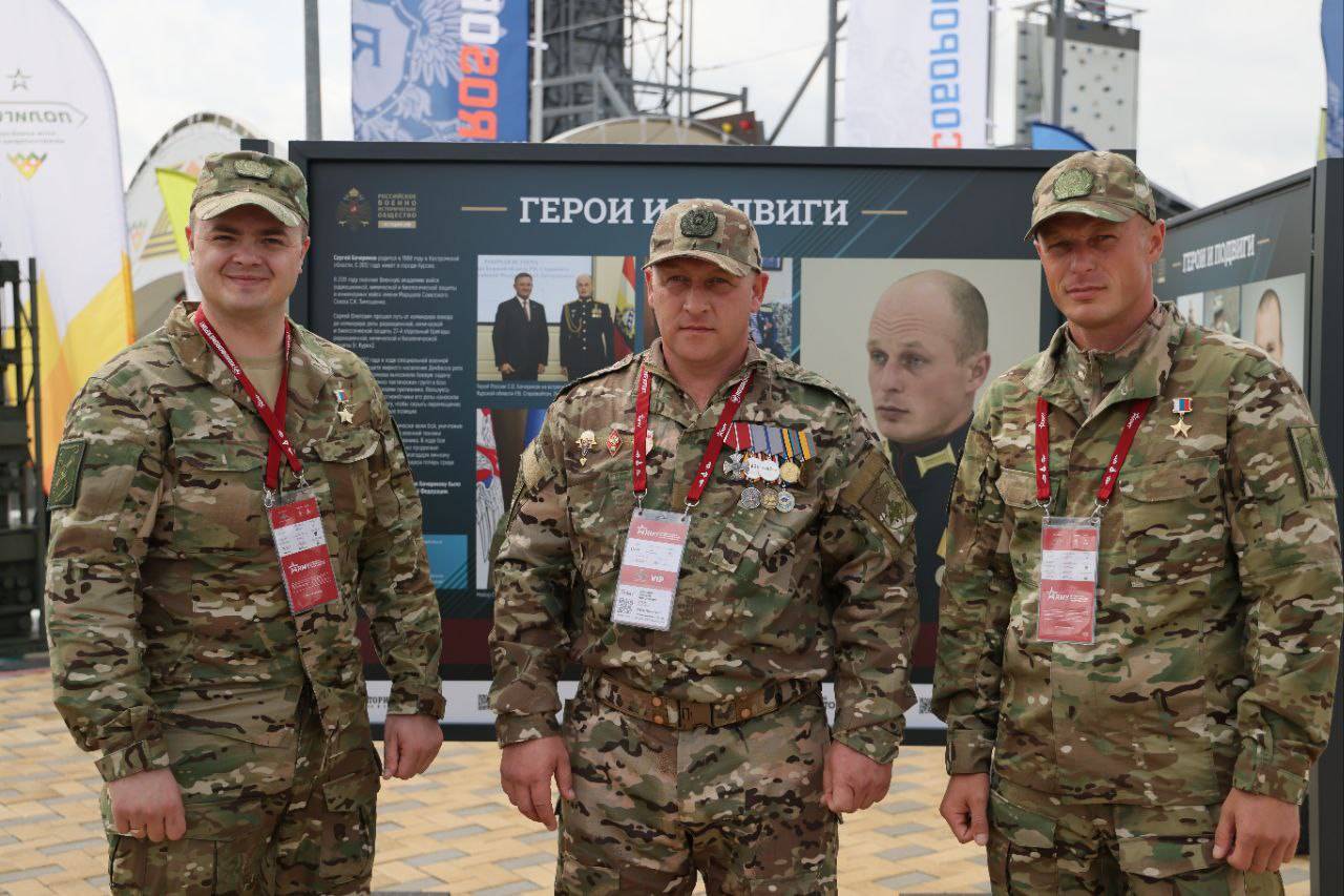 Герои России посетили выставку «Герои и подвиги»
