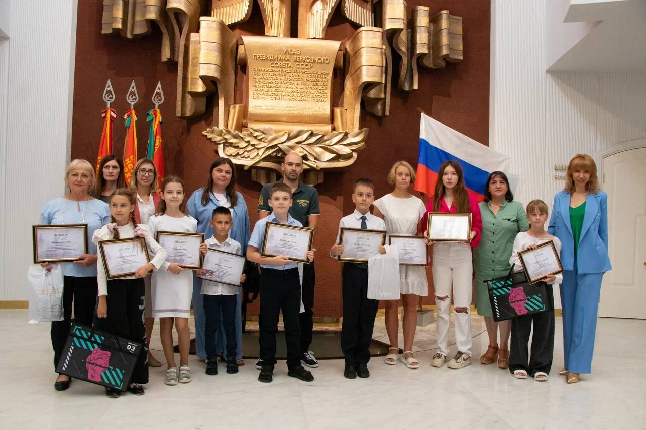 В Белгороде наградили юных победителей конкурса рисунков, посвященного победе в Курской битве
