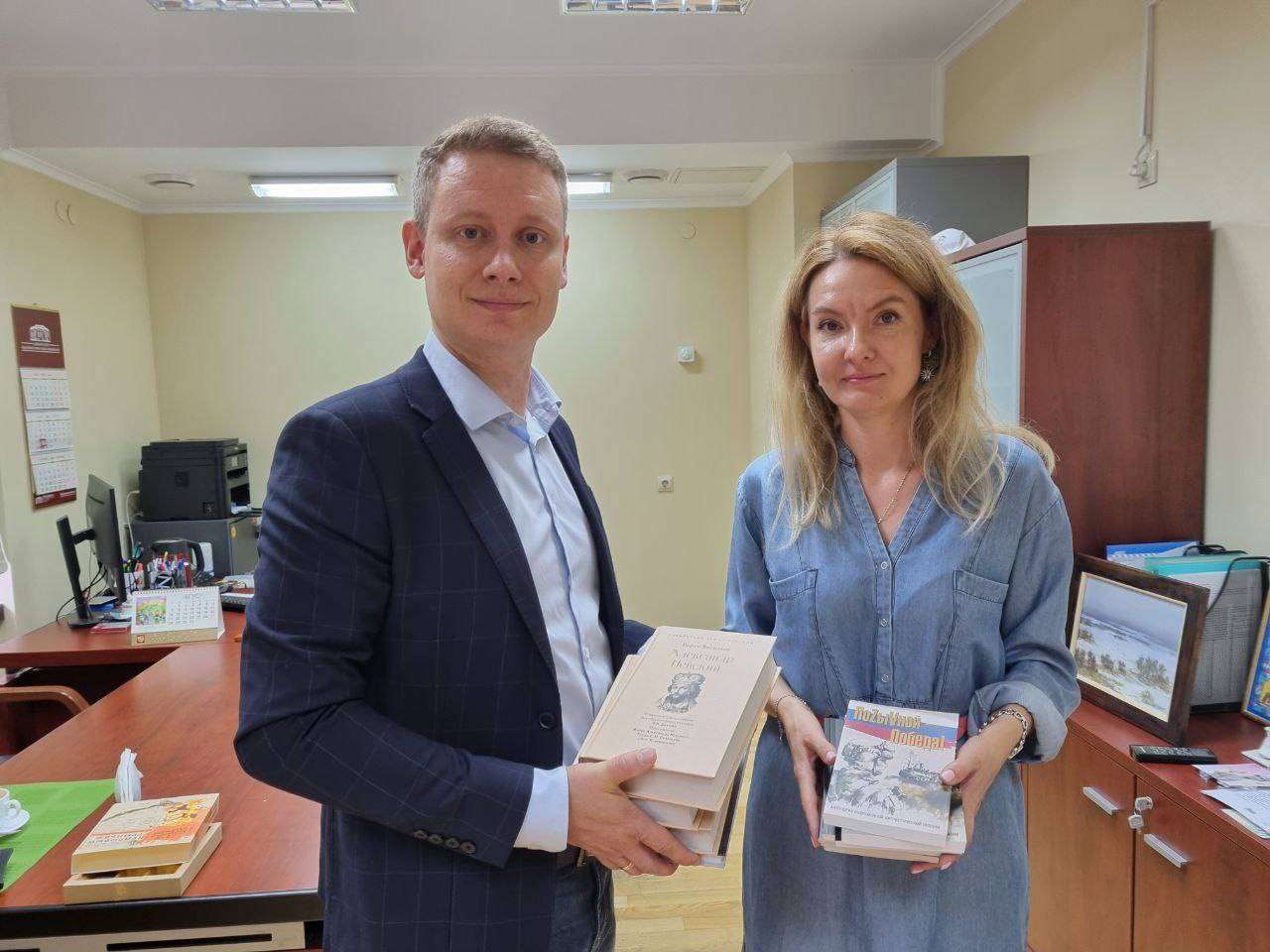 Региональное отделение Российского военно-исторического общества передало в фонд Калининградского областного историко-художественного музея новые книги, изданные РВИО.