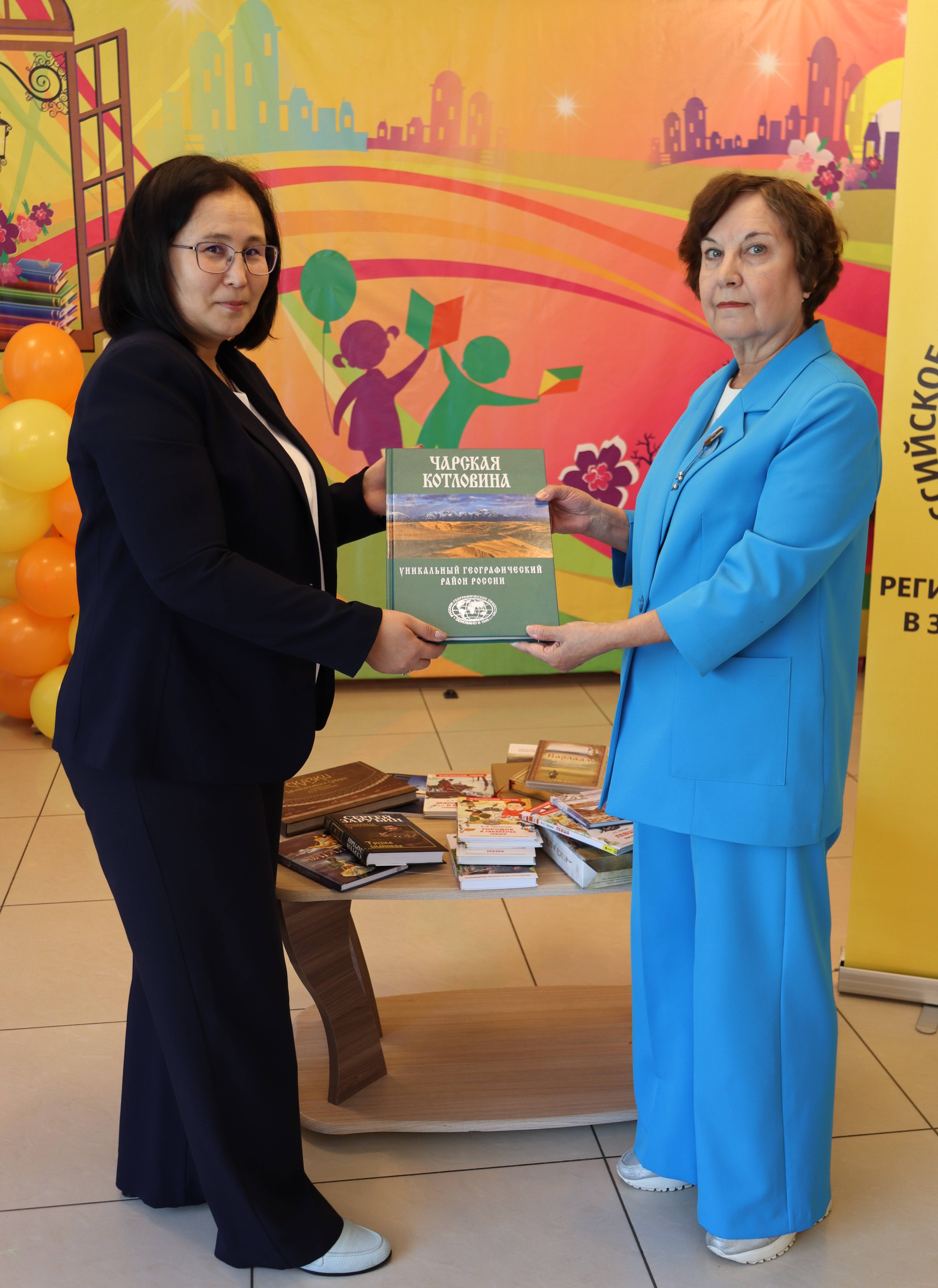 ПРЕДСЕДАТЕЛЬ РЕГИОНАЛЬНОГО ОТДЕЛЕНИЯ ТАТЬЯНА ЦЫМПИЛОВА ПЕРЕДАЛА КНИГИ ДЕТЯМ ДОНБАССА