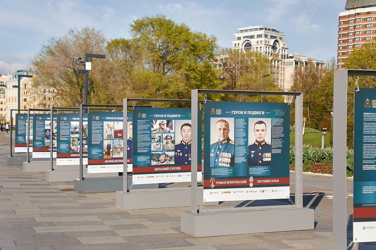Фотовыставка РВИО «Герои и подвиги» на форуме «Армия - 2023»
