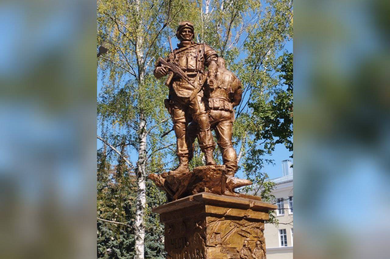 В Москве установлен народный памятник Героям-кремлёвцам