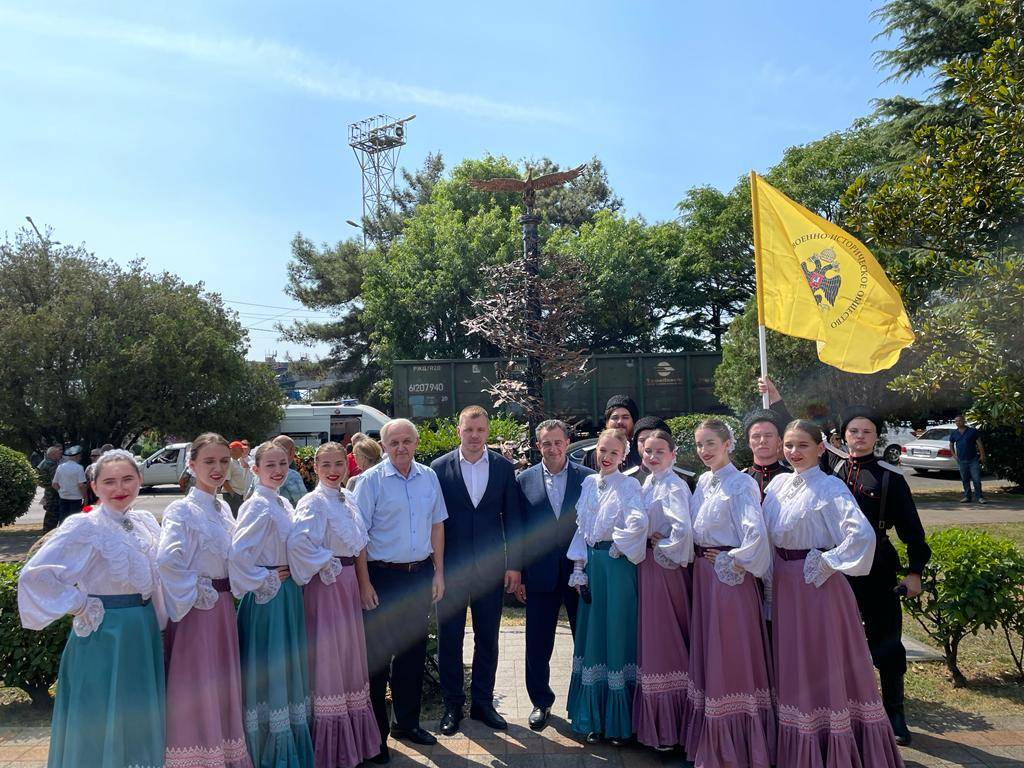 Возложение к памятнику "Смерч журавлей"