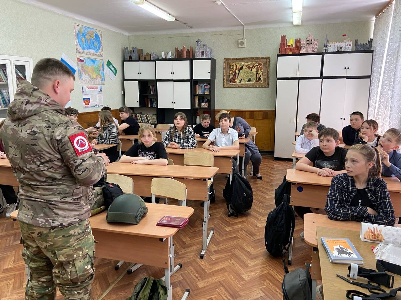 Член регионального отделения, участник специальной военной операции, позывной "Штурман" провел Урок мужества в одной из городских школ города Кургана