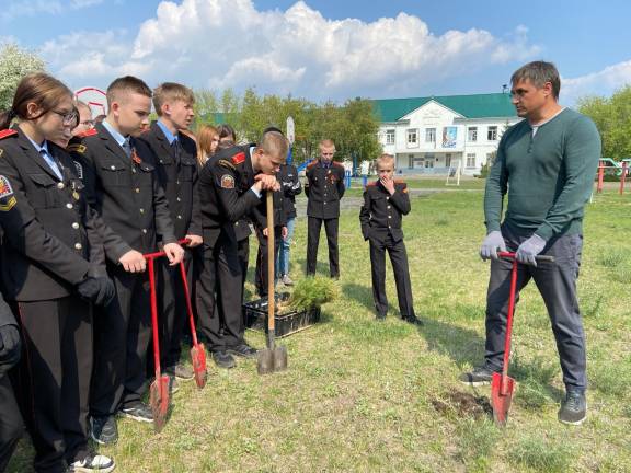 Курганские кадеты высадили Аллею в память о Герое России.