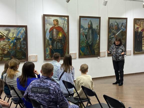 При поддержке регионального отделения РВИО сотрудники Росгвардии посетили выставку в Курганском областном художественному музее