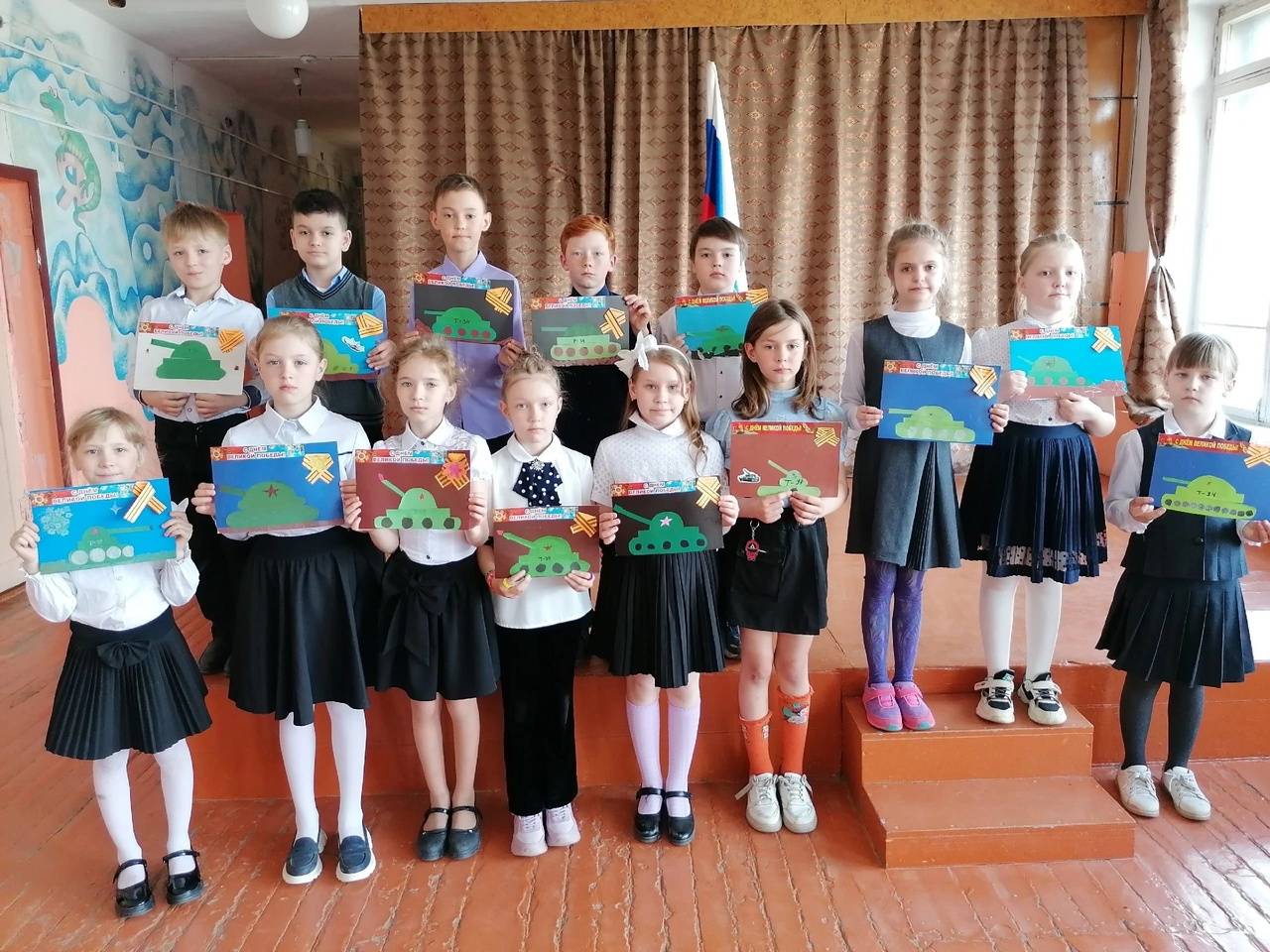 В Кургане школьники в предверии Дня Победы изготовили макеты военной техники