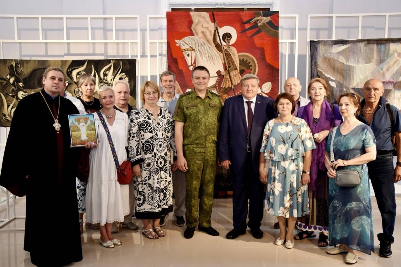 Выставка «Красота спасет мир» открыта в Луганске