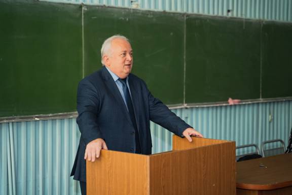 Председатель Совета регионального отделения РВИО в Курской области, профессор Владимир Коровин выступил перед студентами ЮЗГУ