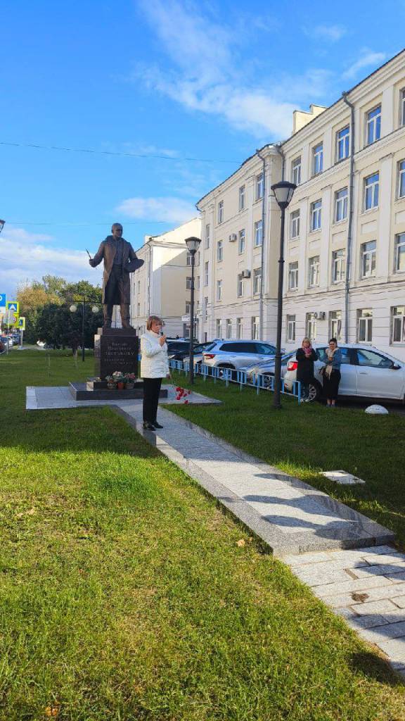 ​​В Твери состоялась торжественная церемония возложения цветов к памятнику Е.И. Зверькову.